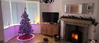 Knotty Ash - 3 Beds - Sleeps 6 - On-site Parking