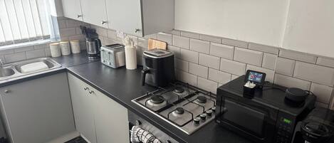 Réfrigérateur, micro-ondes, four, plaque de cuisson