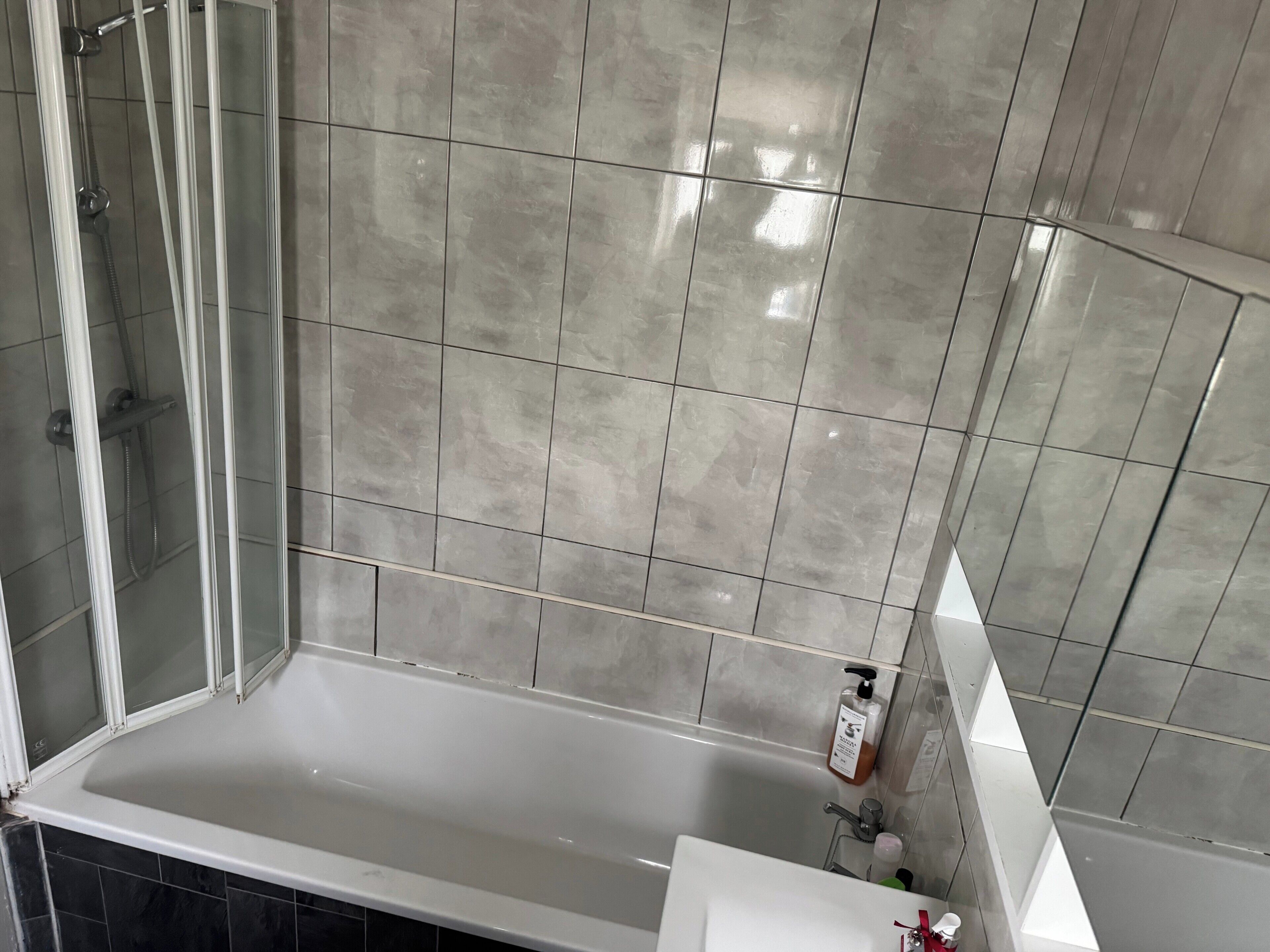 Shower, pengering rambut,  dan handuk