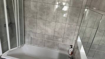 Douche, sĂšche-cheveux, serviettes fournies