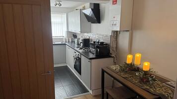 Lemari es, microwave, oven, dan kompor