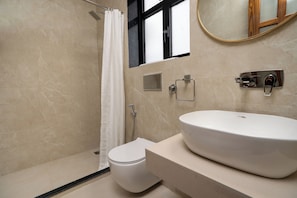 Habitación ejecutiva | Baño | Ducha, zapatillas, toallas y jabón