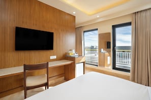 Executive Room | In-room safe, desk, laptop workspace, free WiFi