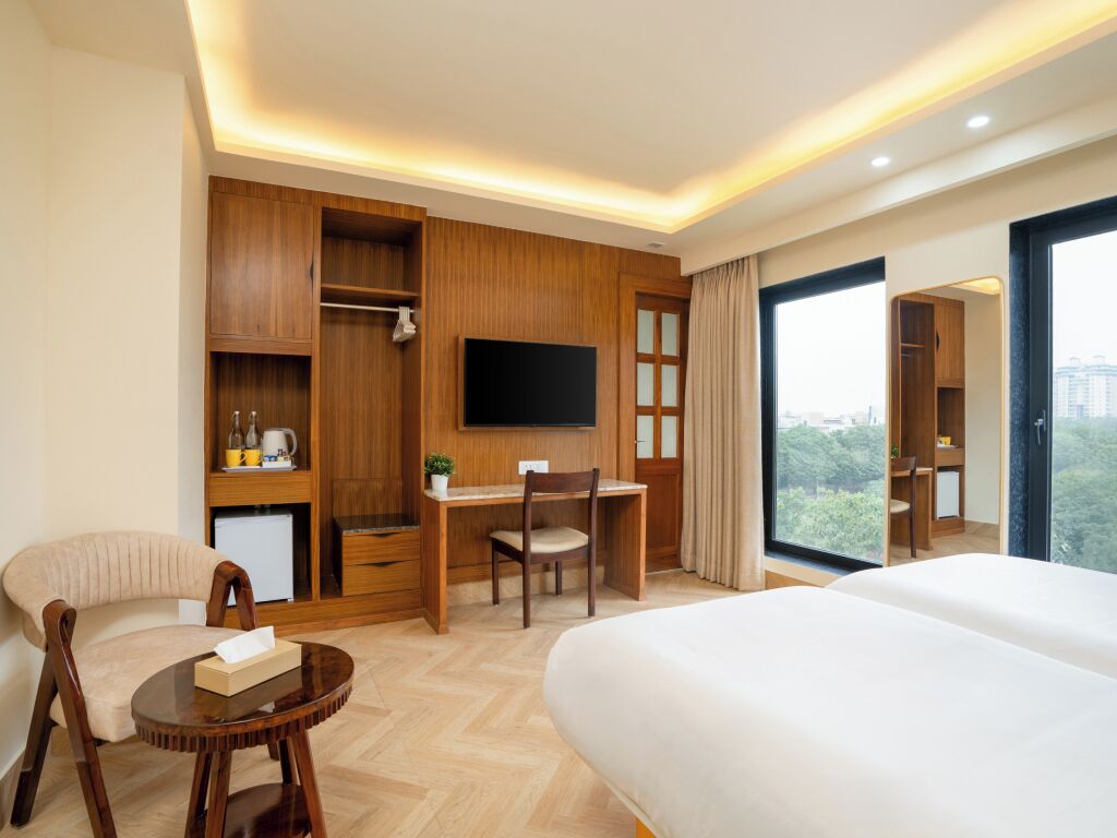 Tomannsrom – deluxe | Safe på rommet, skrivebord og skrivebord for bærbar PC