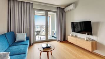 Apartamento Deluxe, vistas al río | Sala de estar | Smart TV de 55 pulgadas con canales por cable