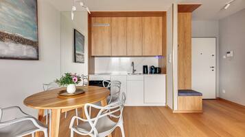 Apartamento luxo, vista para o rio | Cozinha privada | Cafeteira/chaleira, chaleira elétrica, torradeira, cadeirão de bebê