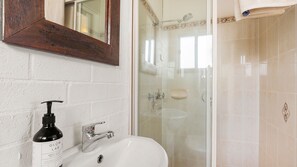 Shower, towels - Quay's Cabin - Absolute Beachfront with Views (Callala Beach)