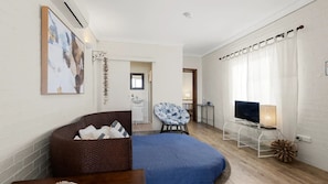 1 bedroom, travel crib, free WiFi, bed sheets - Quay's Cabin - Absolute Beachfront with Views (Callala Beach)