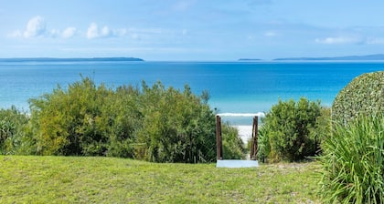 Quay's Cabin - Absolute Beachfront with Views
