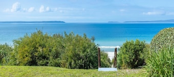 Quay's Cabin - Absolute Beachfront with Views