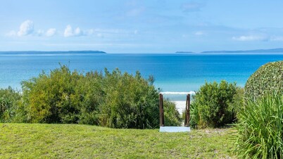 Quay's Cabin - Absolute Beachfront with Views