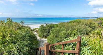 Quay's Cabin - Absolute Beachfront with Views