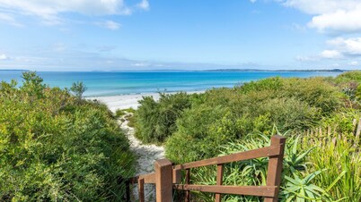 Quay's Cabin - Absolute Beachfront with Views