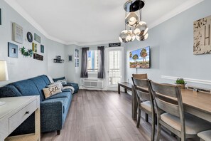 特色公寓客房, 1 間臥室, 海灘景觀, 海濱 | 客廳 | 50-吋智慧型電視，提供數位頻道