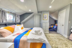 4 bedrooms, desk, iron/ironing board, travel crib - PrivateDECKs+ ArcadeRetro + GameRm + 3Min to Downtown II VibeonViny (Cleveland)