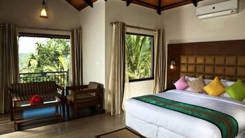 Habitación doble, vista al lago | Escritorio, espacio para trabajar con laptop y cortinas blackout