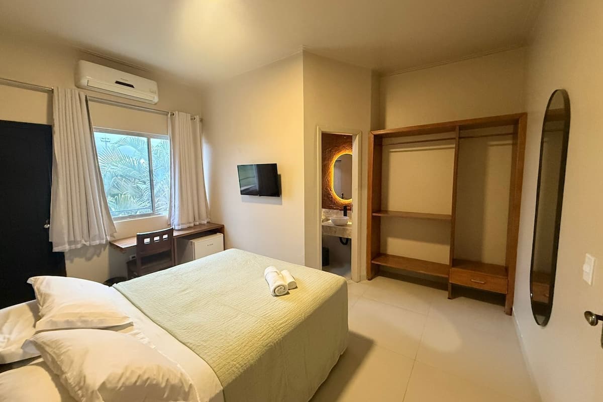 Chambre Deluxe double, balcon, vue sur le jardin | Espace de travail pour ordinateurs portables, accĂšs au Wi-Fi (inclus)