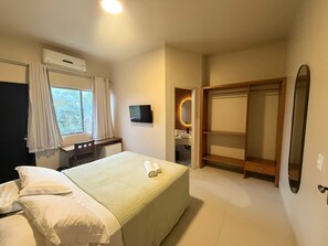 Habitación Deluxe con 1 cama matrimonial o 2 individuales, balcón, vista al jardín | Espacio para trabajar con laptop y wifi gratis 