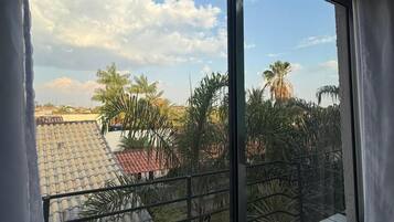 Habitación doble Deluxe, balcón, vista al jardín | Espacio para trabajar con laptop y wifi gratis