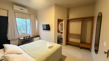 Quarto casal luxo, sacada, vista para o jardim | Espaço de trabalho para notebook, Wi-Fi de cortesia