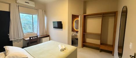 Phòng đôi Deluxe, ban công, quang cảnh vườn | Khu vực làm việc phù hợp cho laptop