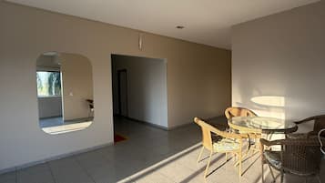 Habitación doble Deluxe, balcón, vista al jardín | Terraza o patio