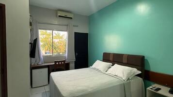 Habitación doble Deluxe, balcón, vista al jardín | Espacio para trabajar con laptop y wifi gratis