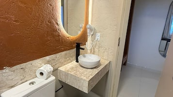 Quarto casal luxo, sacada, vista para o jardim | Banheiro | Produtos de toalete grátis, toalhas de banho