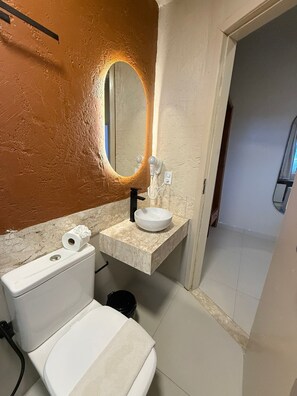 Chambre Deluxe double, balcon, vue sur le jardin | Salle de bain | Articles de toilette (gratuits), serviettes fournies