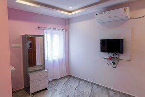 Escritorio, espacio para trabajar con laptop y wifi gratis 