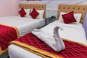 Habitación triple Deluxe, vistas a la ciudad | Escritorio, espacio para trabajar con un portátil, wifi gratis