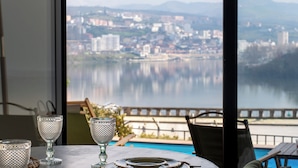 Mesa de comedor con vista a un lago y al skyline de la ciudad.