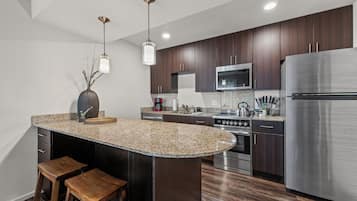 Opvaskemaskine, køkkentøj/tallerkener/redskaber