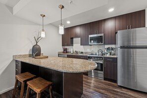 Dishwasher, cookware/dishes/utensils - Bamboo Loft Elegant Spacious - dedicated workspace dedicated Parking has a GYM (Overland Park)