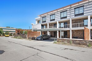 Exterior - Bamboo Loft Elegant Spacious - dedicated workspace dedicated Parking has a GYM (Overland Park)