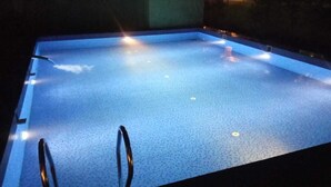Ein rechteckiger Pool mit rauer Oberfläche und blauer Färbung.