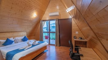Family Quadruple Room, Garden View | Desk, free WiFi