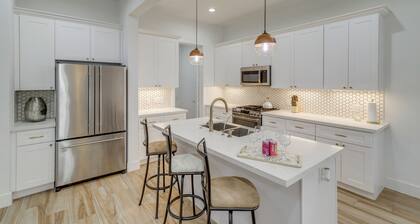 Sleek Home w/ Screened Patio & Yard in Houston!