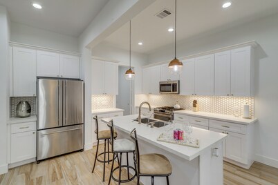 Sleek Home w/ Screened Patio & Yard in Houston!