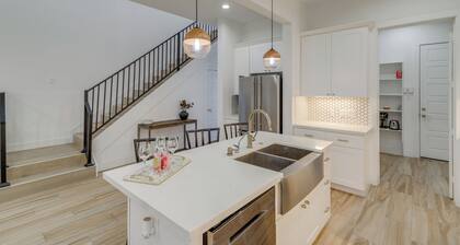 Sleek Home w/ Screened Patio & Yard in Houston!