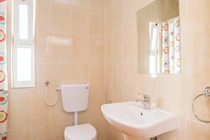 Douche, serviettes fournies, papier toilette