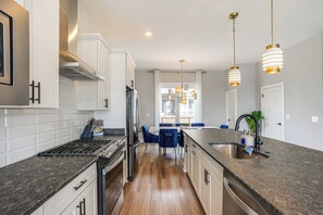 Interior - 2 Mi to Dtwn: Walkable Retreat in Chattanooga! (Chattanooga)