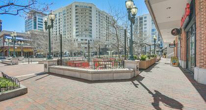 11 Mi to Virginia Beach Boardwalk: Studio Retreat!