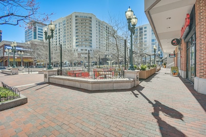 11 Mi to Virginia Beach Boardwalk: Studio Retreat!