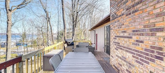 Lake View & Deck: Group Getaway in Whitehall!