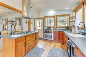 Interior - Deck & Fire Pit: Cherry Log Cabin on Farm! (Cherry Log)