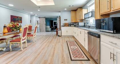 Hot Tub & Fenced Yard: Dog-friendly Gem in Denison