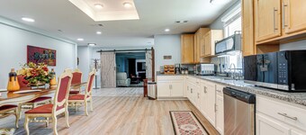 Hot Tub & Fenced Yard: Dog-friendly Gem in Denison