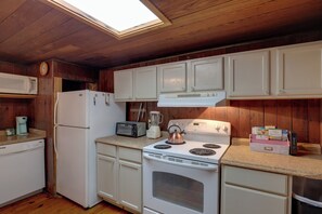 Apartment (0 Bedroom) | Interior - Walk to Appalachian Trail: Hot Springs Getaway! (Hot Springs)