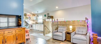 Close to Trails & Town! Artsy Apt in Frankfort